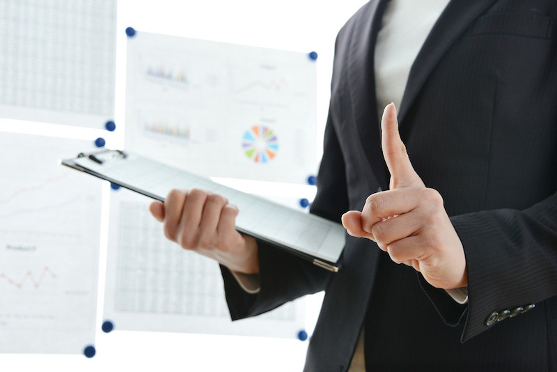 人差し指をたてている人